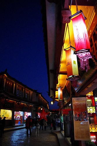ナシ族伝統火鍋料理と麗江古城夜景散策