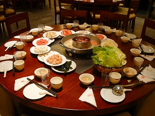 熱々火鍋のディナー＆上海雑技団の夕べ