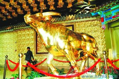 中国もっとも富裕な農村「華西村」日帰り探検ツアー／1トンの純金で鋳造した「金牛」が見どころ