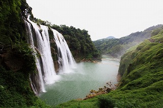 アジア最大の「黄果樹瀑布」と貴州一の絶景・万峰林を巡り2日間